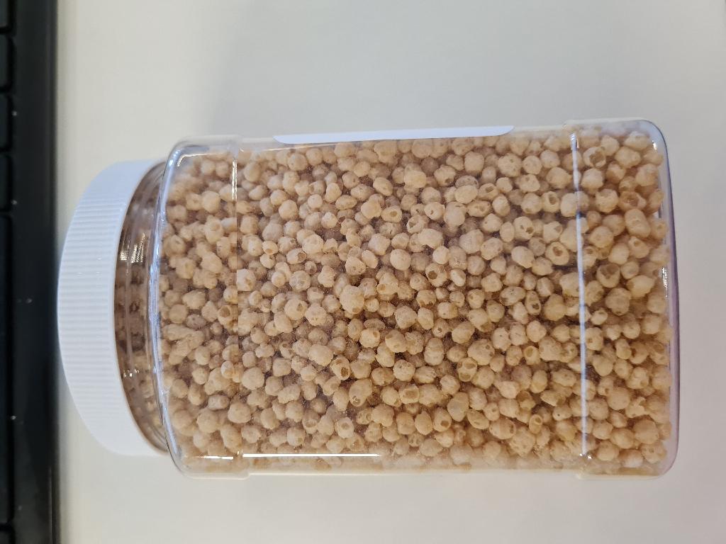 Zogenoemde sojaproteïne crisp met -volgens opgave- onder andere de volgende kenmerken en ingrediënten:
- bestemd voor verwerking in voedingsproducten, zoals granola, eiwit- en energierepen;
- in de vorm van harde luchtige beige bolletjes;
- bevat soja-eiwitisolaat en water.
Het product is verpakt in een polybag en een golfkartonnen doos met een gewicht van ongeveer 18,12 kg (40lb).