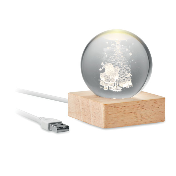 Een kerstfeestartikel met -volgens opgave- onder andere de volgende kenmerken:
- voor decoratie in de kerstperiode;
- een glazen doorzichtige bol met daar in een gegraveerde afbeelding van een kerstman, - boom en -cadeautjes;
- een sokkel:
-- vervaardigd van hout; 
-- in platte vierkante vorm met in het midden een ronde uitsparing om de bol op te plaatsen;
-- in de uitsparing zitten 6 led-lampjes (100 lumen); 
-- aan de achterzijde zit een USB-kabel van 90 cm;
- afmetingen van ongeveer 6,1 x 6 x 7,5 cm;
- een netto gewicht van 0,38 kg.

Het product is opgemaakt voor de verkoop in het klein in een kartonnen doosje en is samen verpakt met een handleiding.