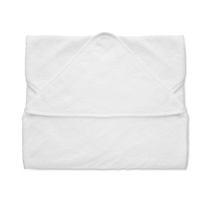 Een babyhanddoek met kap met – volgens opgave – onder andere de volgende kenmerken en samenstelling:
- voor het afdrogen en warm houden van een baby of jong kind;
- vervaardigd van een katoenen lussenstof;
- aan de voorzijde is in een hoek een driehoek genaaid, die als kap over het achterhoofd van het kind gedaan kan worden;
- de randen zijn afgewerkt met een bies;
- afmetingen van ongeveer 75 x 75 cm.