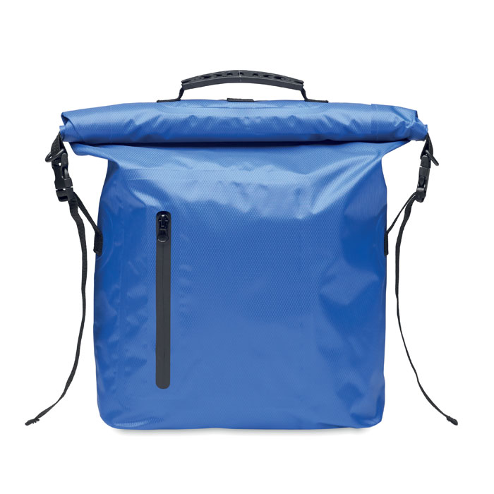 Een zogenoemde waterdichte rolltoptas met –volgens opgave- de volgende kenmerken en eigenschappen:
- voor het opbergen en vervoeren van goederen;
- een buitenzijde vervaardigd van textielstof van gerecycled polyester (RPET);
- de buitenzijde is voorzien van een lijnen patroon van PVC;
- aan de voorzijde een verticale rits voor het afsluiten van een vak aan de binnenzijde;
- aan de zijkanten voorzien van banden met een kliksluiting voor het sluiten;
- aan de bovenzijde een horizontale versteviging voor het oprollen;
- de bovenzijde wordt gesloten door het op te rollen en vast te zetten met behulp van de kliksluiting;
- ongeveer 20 cm onder de bovenkant zit aan de achterzijde een handvat van textielstof en kunststof en een bevestigingsring voor de rugbanden;
- aan de achterzijde 2 bevestigingsringen voor de rugbanden;
- 2 losse verstelbare rugbanden met een kliksluiting aan de boven – en onderkant;
- een inhoud van ongeveer 30 liter;
- afmetingen van ongeveer 37 x 55 cm.
