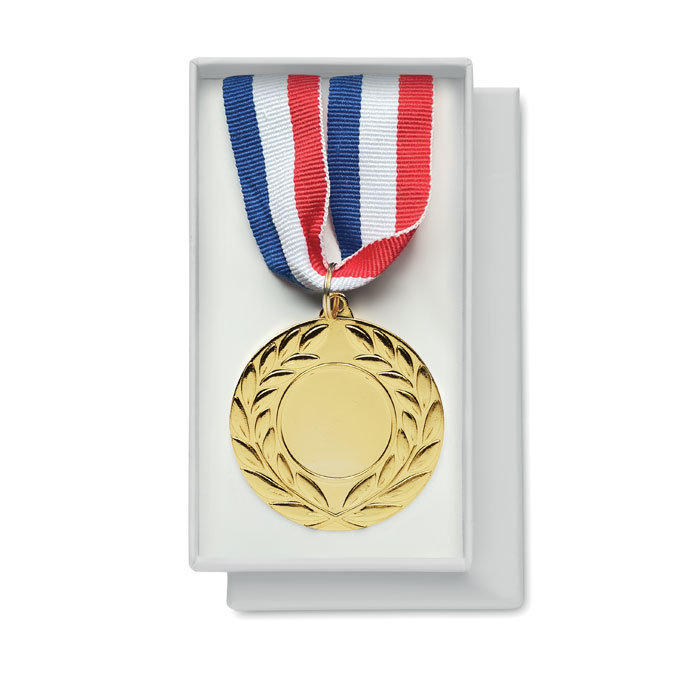 Een medaille met een lint met -volgens opgave- onder andere de volgende kenmerken:
- ontworpen om op het lichaam of op de kleding te worden gedragen;
- wordt als prijs of herdenking uitgereikt;
- vervaardigd van ijzer;
- in platte ronde vorm;
- aan de voorzijde voorzien van een afbeelding in de vorm van een cirkel met daarom heen een lauwerkrans;
- aan de bovenzijde voorzien van een voorziening met een ring voor het bevestigen van een lint;
- het lint is vervaardigd van geweven polyester textielstof en is bedoel om de nek te worden gehangen;
- een diameter van ongeveer 5 cm;
- een gewicht van ongeveer 0,07 kg.

Het product is opgemaakt voor de verkoop in het klein in een kartonnen doosje.