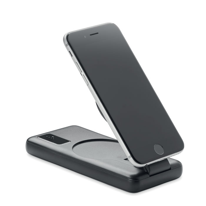 Een draadloze lader, gecombineerd met een powerbank, die tevens kan dienen als telefoonstandaard met -volgens opgave- onder andere de volgende technische en uiterlijke kenmerken:
- voor het draadloos opladen van een smartphone;
- voor het opslaan van elektrische energie en daarmee de elektrische accumulatoren van diverse draagbare apparaten, zoals draagbare automatische gegevensverwerkende machines en smartphones, op te laden;
- een rechthoekige behuizing van kunststof (ABS);
- 2 x USB-A, 1 x USB -C en 1 x micro-USB aansluitingen;
- led-indicatoren;
- aan-/uitknopje;
- werkend met lithium-ion accumulatoren;
- voorzien van een kunststof verstelbare magnetische beugel voor het draadloos laden;
- een vermogen van de powerbank van 10.000 mAh en 37 Wh;
- een output van DC 9V/1,66A (15W) voor snelladen;
- afmetingen van ongeveer 15 x 10 x 2,3 cm en een gewicht van 295 gram.
Het geheel is opgemaakt voor de verkoop in het klein en verpakt tezamen met een handleiding in een kartonnen doos.
