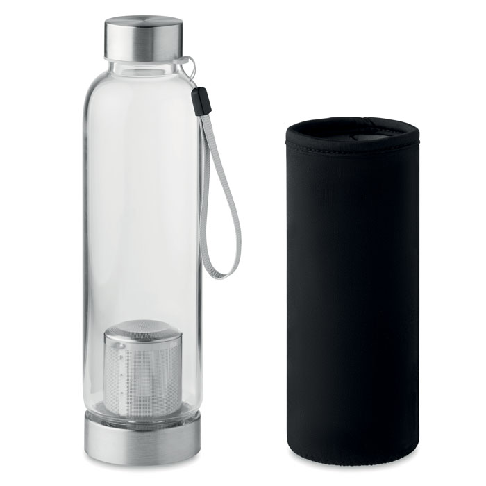 Een enkelwandige glazen fles met -volgens opgave- onder andere de volgende kernmerken en samenstelling:
- voor het vervoer, opslag en nuttigen van vloeistoffen;
- vervaardigd van glas van borosilicaat;
- enkelwandig;
- 2 schroefdoppen met een buitenzijde van metaal en binnenzijde van kunststof (PP) voorzien van een siliconen afdichtring;
- een theezeefje van onedel metaal (roestvrij staal) die in de onderste schroefdop past;
- een koord van geweven textiel is bevestigd aan de bovenste schroefdop;
- een verwijderbare hoes van breiwerk van katoen en polyester gevoerd met neopreen aan de binnenzijde;
- afmetingen van ø 6 x 24 cm met een inhoud van 500 ml.
Het geheel is opgemaakt voor de verkoop in het klein in een kartonnen doos tezamen met een gebruiksaanwijzing.