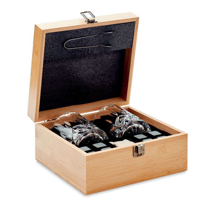 Een zogenoemde whisky geschenkset met -volgens opgave- onder andere de volgende kenmerken en samenstelling:
- bestemd voor het drinken van onder andere whisky, gin, mojito of andere drankjes;
- 2 drinkglazen, mechanisch vervaardigd, met een inhoud van 300 ml;
- 8 zwarte kubusvormige stenen vervaardigd van basalt voor gebruik als herbruikbare ijsblokjes;
- een ijsblokjestang vervaardigd van roestvrijstaal;
- een opbergzakje vervaardigd van textiel van katoen;
- een houten kistje vervaardigd van bamboe voorzien van een scharnierend deksel met een sluiting;
- afmetingen van 21,5 x 19,5 x 10,5 cm.
Het geheel is opgemaakt voor de verkoop in het klein in een kartonnen omdoos.