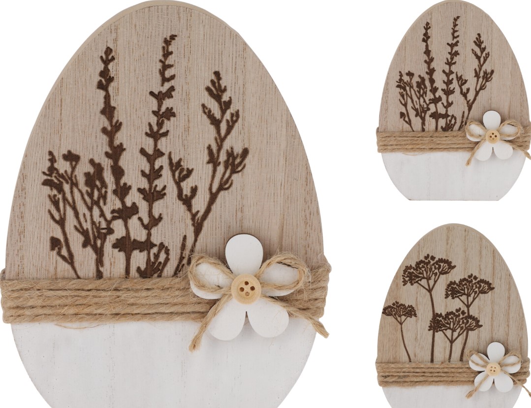 Een houten decoratie-ei met -volgens opgave- onder andere de volgende kenmerken:
- ter versiering en decoratie van een woonruimte;
- ovaal met een platte onderkant;
- ingebrande decoratieve plantenmotieven;
- een geplakte houten bloem;
- omwikkeld met jutetouw;
- vervaardigd van MDF;
- afmeting van ongeveer 20 x 3,5 x 15 cm en 14 x 3 x 11 cm.