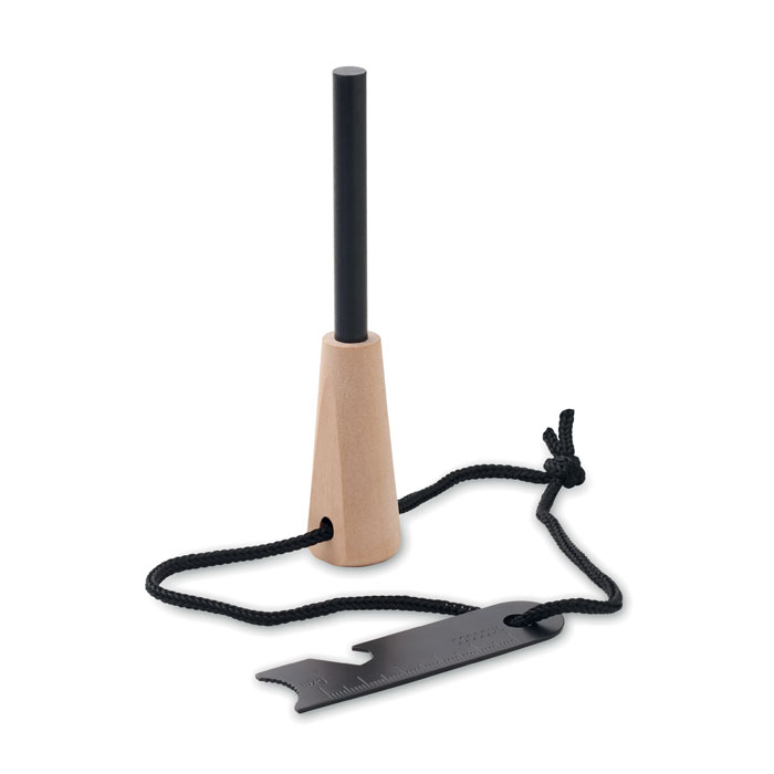 Een zogenoemde vuurstarter met -volgens opgave- onder andere de volgende kenmerken:
- voor het aansteken van vuur voor bijvoorbeeld de barbecue of openhaard;
- een staaf van roestvrij staal met een buitenlaag van een vonkende legering;
- een rond taps toelopend handvat van dennenhout;
- een schraper van roestvrij staal voorzien van een flesopener, een precisieliniaal en een inbussleutel;
- een koord van polypropyleen, waarmee de vuurstarter en de schraper aan elkaar gemaakt zijn;
- afmetingen van ongeveer 11,9 x 1,8 cm.

Opgemaakt voor de verkoop in het klein in een kartonnen doosje en per 200 stuks in een kartonnen doos.