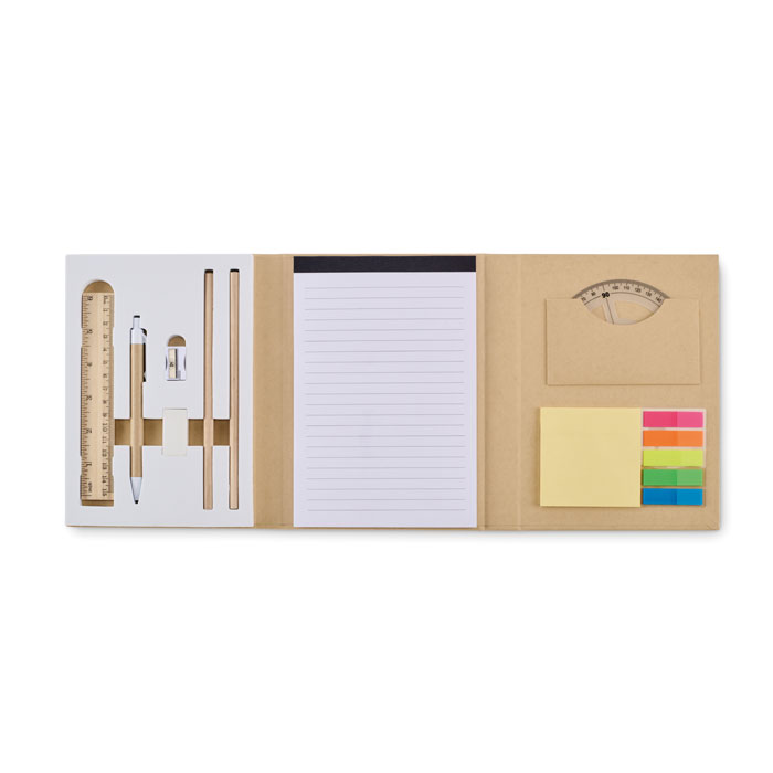 Een zogenoemde schrijfblokset met -volgens opgave- onder andere de volgende kenmerken en samenstelling:
- voor het schrijven van bijvoorbeeld memo’s en notities;
- een gerecyclede kartonnen omslag met uitsparingen en opbergvakken;
- een schrijfblok met 70 gelinieerde gerecyclede vellen papier;
- een vierkant zelfklevend papieren memoblokje;
- langwerpige zelfklevende papieren bladwijzers in 5 kleuren;
- een balpen vervaardigd van papier en kunststof (ABS);
- een puntenslijper met een kunststof (ABS) behuizing;
- 2 houten potloden;
- een houten liniaal van 15 cm;
- een kunststof (PP) gradenboog;
- afmetingen van ongeveer 15 x 21 x 2,5 cm.
Opgemaakt voor de verkoop in het klein en per 40 stuks verpakt in een kartonnen doos.