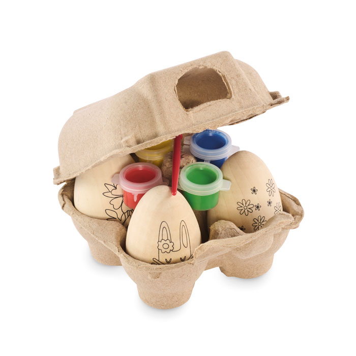 Een houten eieren schilderset met -volgens opgave- onder andere de volgende kenmerken en eigenschappen:
- bestemd om de houten eieren in te kleuren met verf;
- bedoeld voor decoratie;
- bedoeld voor vermaak;
- een kwastje;
- 4 kleuren verf in kleine houdertjes met hersluitbaar deksel;
- 4 houten eieren met opdruk die ingekleurd kan worden met de bijgeleverde verf;
- de eieren zijn per 4 stuks verpakt in een kartonnen eierdoosje, tezamen met de verf en het kwastje.
De sets zitten per 40 stuks verpakt in een kartonnen doos.