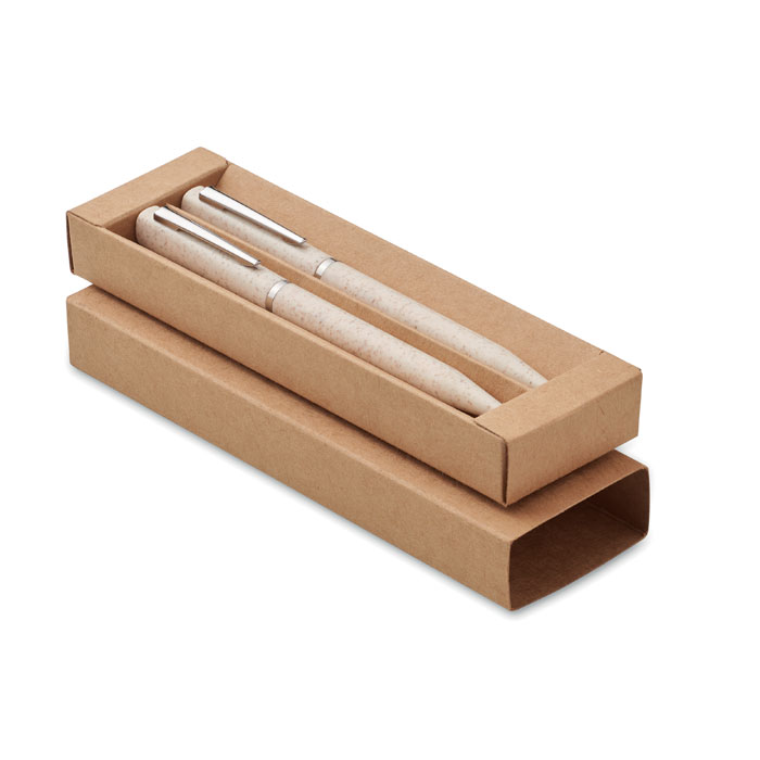 Een assortiment om te schrijven met -volgens opgave- onder andere de volgende kenmerken en samenstelling:
- bestemd om mee te schrijven of tekenen;
- bestaande uit een kogelpen en een grafiet potlood;
- cilindervormige behuizingen vervaardigd van tarwegras ABS;
- een clip;
- een draaimechanisme om de schrijfkop uit en in de behuizing te laten draaien;
- de inkt en grafietstift zijn niet vervangbaar.
Het geheel is opgemaakt voor de verkoop in het klein in een kartonnen doosje met een uitsparing voor de pen en potlood.
