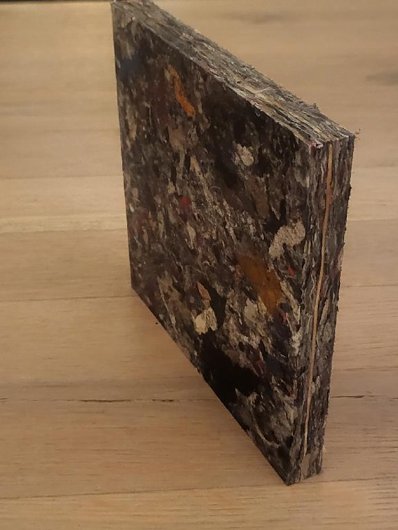 Een zogenoemd textielpaneel met -volgens opgave- onder andere de volgende kenmerken:
- voor bouw- en interieurtoepassingen;
- vervaardigd van 2 lagen gebonden textielvlies van polyester;
- horizontaal in het midden een espen fineerlaag met een dikte van 1 mm;
- een dichtheid van 0,9 gram/cm³;
- afmetingen van 1.830 mm x 915 mm;
- een dikte van 10 of 16 mm.