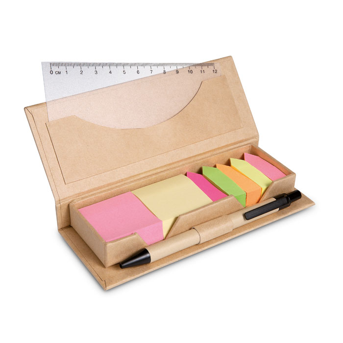 Een zogenoemde kartonnen memoset met -volgens opgave- onder andere de volgende kenmerken:
- voor kantoor- en thuisgebruik;
- voor het maken van notities en het labelen van pagina’s;
- een kogelpen van kunststof en papier;
- een liniaal (12 cm) van kunststof met maatindeling;
- memoblaadjes van onbedrukt papier in 2 verschillende kleuren met aan 1 zijde kleefstof;
- paginalabels van onbedrukt papier in 5 verschillende kleuren met aan 1 zijde kleefstof;
- maximale afmetingen van ongeveer 16 x 6 x 2,3 cm.
Het geheel is opgemaakt voor de verkoop in het klein als een assortiment.
