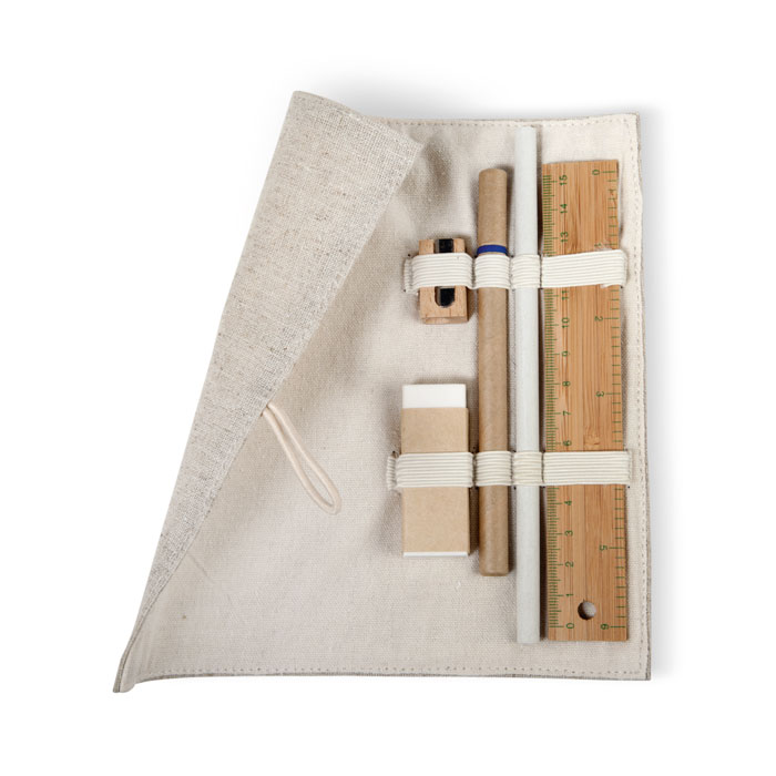 Een zogenoemde schrijf- en tekenset met –volgens opgave- de volgende kenmerken:
- voor bijvoorbeeld kantoor- of hobbygebruik;
- een potlood van papier;
- een kogelpen van hout;
- een vlakgom;
- een bamboe liniaal;
- een potloodslijper van hout.
Het geheel is opgemaakt voor de verkoop in het klein en wordt aangeboden als een assortiment in een rol-etui, inclusief elastiekjes, van jute en katoen.