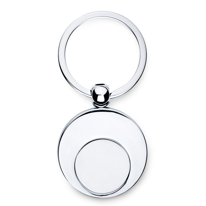 Een combinatie van een sleutelhanger en een winkelwagenmuntje met -volgens opgave- onder andere de volgende
kenmerken:
- dient als vervanging voor kleingeld om een winkelwagentje mee los te maken en door de sleutelhangen gemakkelijk om mee te dragen aan bijvoorbeeld een sleutelbos;
- een platte splitring met een diameter van 2,7 cm;
- vervaardigd van ijzer- of van staaldraad;
- een 1-delig verbindingsstuk van ijzer of van staal;
- een ronde hanger met een diameter van 3,5 cm en een ronde opening waarin een winkelwagenmuntje met een diameter van 2,2 cm is bevestigd;
- vervaardigd van een zinklegering;
- het muntje wordt door middel van een klemmetje van roestvrij staal op zijn plaats gehouden en door een schuifbeweging uit de hanger gehaald. 
Het artikel is opgemaakt voor de verkoop in het klein in een doosje van karton.