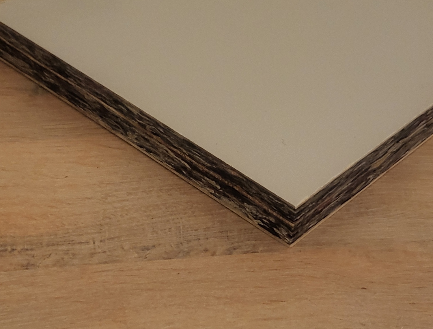 Een zogenoemd textielpaneel met -volgens opgave- onder andere de volgende kenmerken:
- voor bouw- en interieurtoepassingen;
- de buitenste lagen bestaan uit met fineer bekleed espenhout met een dikte van 1 mm voorzien van een PVC coating;
- een middelste laag bestaande uit met fineer bekleed espenhout, met een dikte van 1 mm, die niet met het blote oog zichtbaar is;
- de middelste laag is aan beide zijden voorzien van tussenlagen machinaal samengeperst gemengde kleuren textielvezels vervaardigd van polyester;
- een dichtheid van 0,9 gram/cm³;
- afmetingen van 1.830 mm x 915 mm;
- een dikte van 12 of 18 mm.
