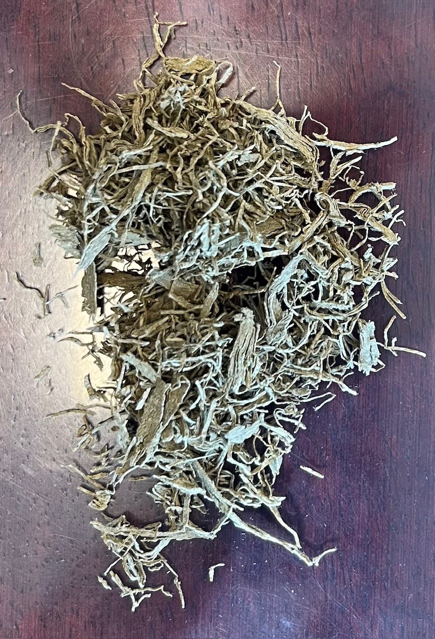 Cannabis met -volgens opgave- onder andere de volgende kenmerken:
- voor menselijk gebruik;
- om te worden gerookt als een sigaret;
- om te worden gedronken als een thee;
- in de verschijningsvorm van bruin gedroogd plantaardige sliertjes met een breedte van ongeveer 1 mm en een lengte van maximaal 3 cm.
Opgemaakt voor de verkoop in het klein in een doybag van 5 of 9 gram.