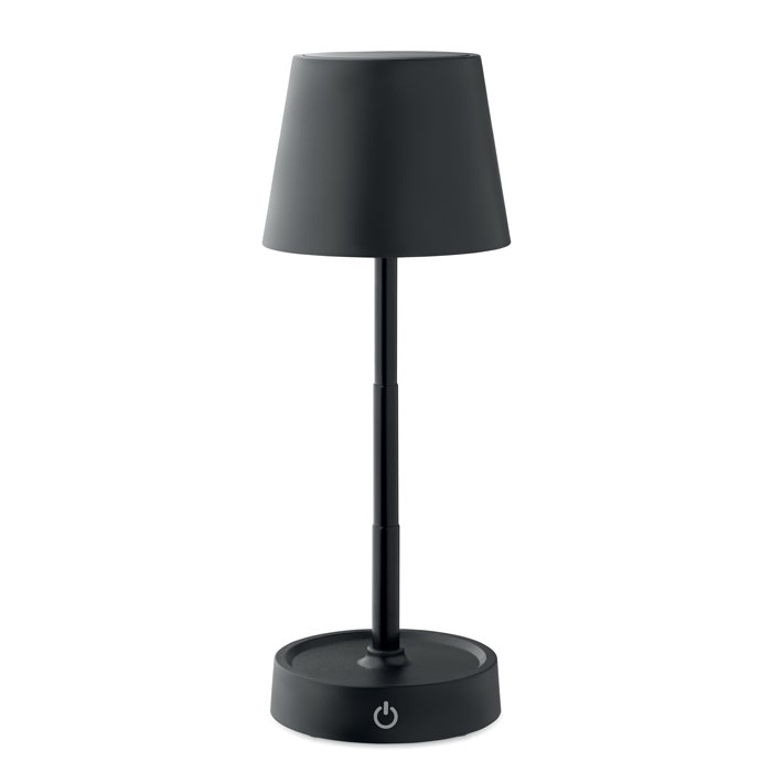 Een tafel- of bureaulamp met -onder andere- de volgende kenmerken en eigenschappen:
- voor het zorgen van verlichting op een tafel of op een bureau;
- vervaardigd van licht doorlatende kunststof;
- in de vorm een schemerlamp;
- een ronde lampvoet met een telescoop schacht, waardoor de lampenkap verticaal in hoogte verstelbaar;
- een lampenkap, voorzien van 12 licht emitterende dioden (leds);
- in de voet is een USB-C aansluiting aangebracht met daarnaast een aan-/uitschakelaar;
- in de voet is ook een aanraakgevoelige schakelaar aangebracht;
- een elektrische accumulator die in de voet is aangebracht;
- een maximale hoogte van 25 cm.
Wordt tezamen verpakt in een kleinhandelsverpakking aangeboden met een niet karakter bepalende USB-A naar USB-C kabel.
