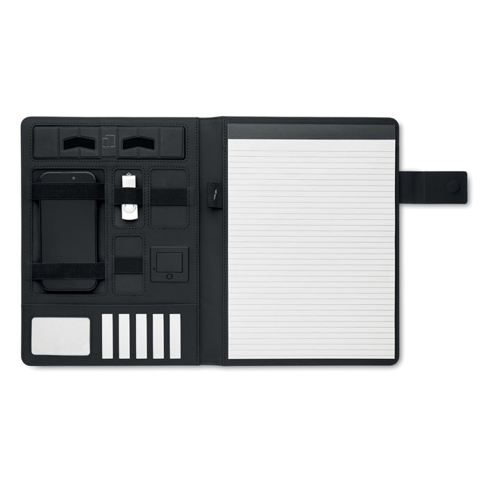 Een zogenoemde A4 schrijfmap met 5000mAh powerbank met –volgens opgave– onder andere de volgende uiterlijke en technische kenmerken:
- een samengesteld artikel bestaande uit een map met diverse opbergvakken –al dan niet met elastiek– voor mobiele telefoon of tabletcomputer en pen, een geïntegreerde draadloze oplader voor een mobiele telefoon, een bedrade aansluiting voor het opladen van een mobiel telefoon of tabletcomputer en –bijgevoegd– een A4 gelinieerd memoblok;
- een met een drukknop uitklapbare stekkerdoos met een USB-A en een USB-C aansluiting voor het laden van de ingebouwde accumulator of de afgifte van elektrische stroom;
- naast de stekkerdoos bevinden zich leds voor indicatie van de hoeveelheid nog aanwezige elektriciteit, met daarbij een drukknop die de leds activeert wanneer deze zich in slaapstand bevinden;
- een buitenzijde vervaardigd van weefsel van synthetische vezels;
- afsluitbaar met een bandje dat is voorzien van een magneetsluiting;
- een lithium-ion accu met 5V in-/uitgangsvermogen, zowel bedraad als draadloos;
- een plateau van kunststof voor het draadloos laden met inductie;
- afmetingen van ongeveer 31 x 23 x 2 cm.
Het geheel is opgemaakt voor de verkoop in het klein en wordt tezamen aangeboden met niet karakterbepalende goederen, zoals een USB-oplaadkabel en een gebruikershandleiding.