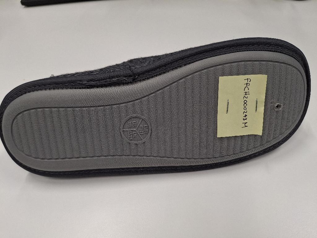 Een pantoffel met -volgens opgave- onder andere de volgende kenmerken en eigenschappen:
- voor gebruik als huisschoeisel;
- een bovendeel van textiel;
- de voorvoet bedekkend;
- de achterzijde met een kleine opstaande rand;
- de buitenzool bestaat uit een laag thermisch rubber van ongeveer 2 mm, waarbij op het gehele oppervlak dat met de grond in contact komt, een zichtbare dunne laag breiwerk van textiel is aangebracht;
- een binnenzool van foam gevoerd met textiel.