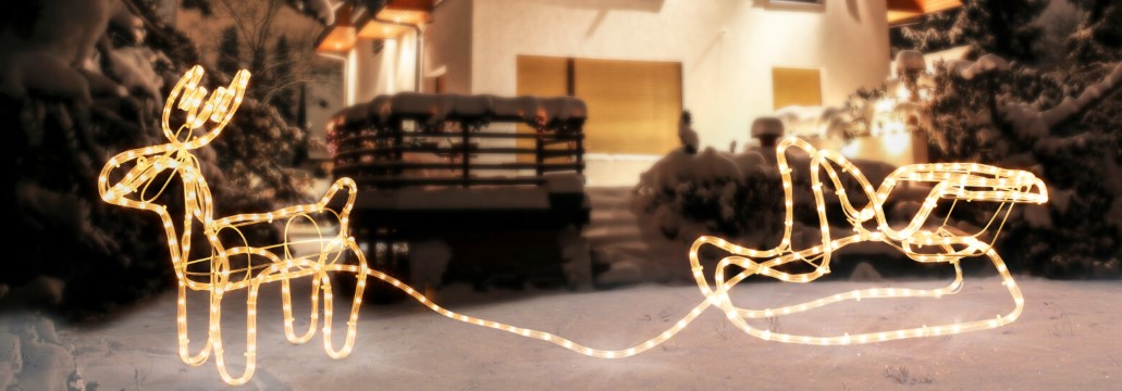 Een zogenoemd rendier met slee met LED-lichtslang met -volgens opgave- onder andere de volgende samenstelling en kenmerken:
- bedoeld ter decoratie, geschikt voor binnen- en buitengebruik;
- 2 frames vervaardigd van onedel metaal in de vorm van een gestileerd rendier met slee;
- voorzien van een flexibele 3D kunststof LED-lichtslang van 14 meter met een IP44 stekker;
- de LED-lichtslang is met kabelbinders bevestigd aan de metalen frames;
- met afmetingen van 54 x 20 x 39 cm.