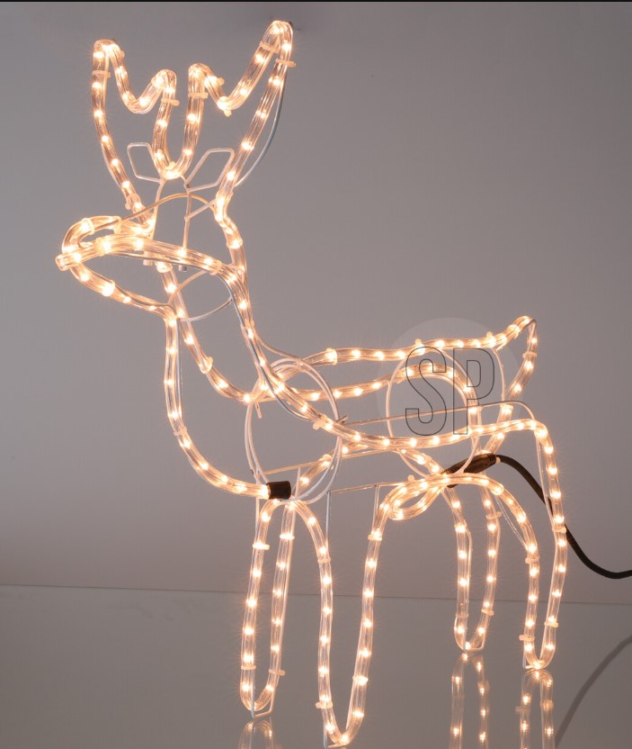 Een zogenoemd rendier met LED-lichtslang met -volgens opgave- onder andere de volgende samenstelling en kenmerken:
- bedoeld ter decoratie, geschikt voor binnen- en buitengebruik;
- een frame vervaardigd van onedel metaal in de vorm van een gestileerd rendier;
- voorzien van een flexibele 3D kunststof LED-lichtslang van 6 meter met een IP44 stekker;
- de LED-lichtslang is met kabelbinders bevestigd aan het metalen frame;
- met afmetingen van 29 x 57 x 63 cm.