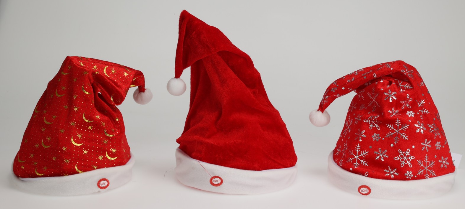 Een zogenoemde dansende kerstfeestmuts met -volgens opgave- onder andere de volgende kenmerken en samenstelling:
- bedoeld om op het hoofd te dragen of neer te zetten ter vermaak;
- de buitenzijde van de muts is vervaardigd van een breiwerk van synthetische (polyester) vezels;
- Aan de binnenzijde gevoerd met fleeche;
- in de witte rand voorzien van een stevige kunststof band die verstelbaar is, zodat hij op maat gemaakt kan worden voor verschillende hoofdomstrekken;
- in de top van de muts voorzien van een mechaniek met elektromotor voor beweging en een elektronische geluidsmodule;
- werkt op 3 x AA batterijen;
- de muts is rood met of zonder bedrukking;
- voorzien van een aan-/uitknop.