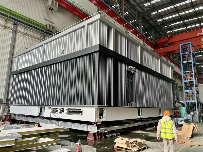 Een verdeelstation met -volgens opgave- onder andere de volgende kenmerken en eigenschappen:
- voor het verdelen van elektrische stroom voor de bediening van fabrieksinstallaties;
- een metaalconstructie in de vorm van een geprefabriceerde zaal;
- met voorzieningen voor de plaatsing en aansluiting op de plaats van bestemming;
- met een dak, zijwanden (zowel binnen als buiten), een vloer en een deur die toegang geeft tot de zaal;
- in de zaal zijn kasten aangebracht met apparatuur voor het verdelen van elektrische stroom;
- de zaal heeft een systeemplafond met verlichting en een binneneenheid van een luchtbehandelingsinstallatie (airconditioner);
- de in de zaal vast geplaatste apparatuur is geschikt voor het verdelen van elektrische stroom met een spanning tot 1000 volt.