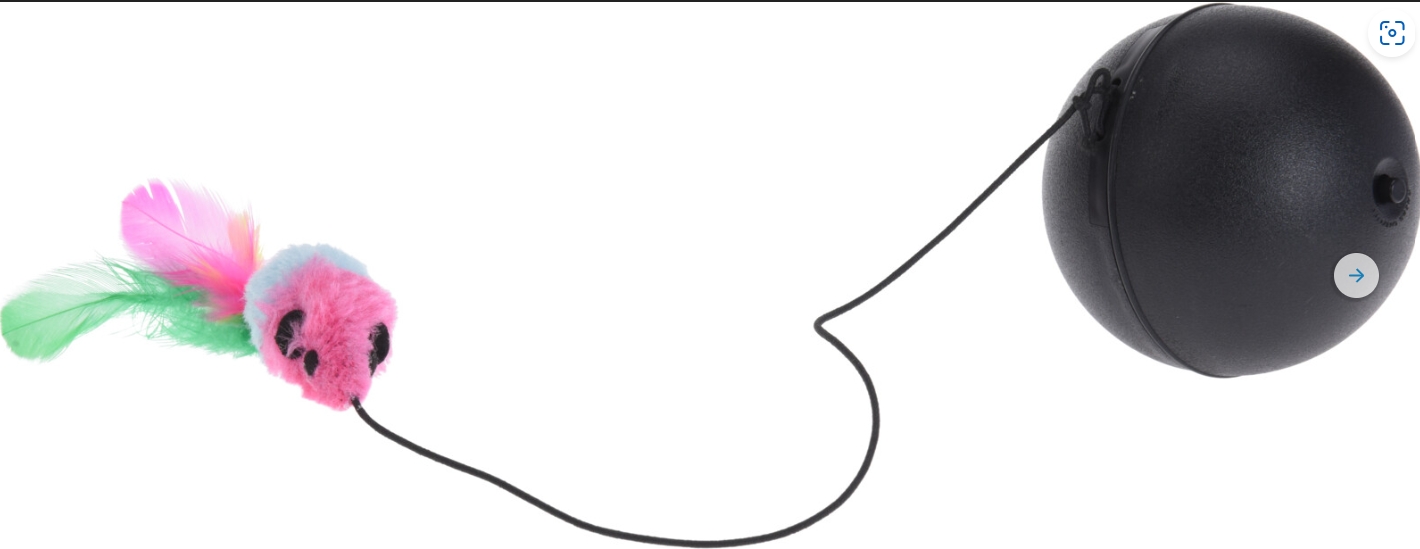 Een gemotoriseerd kattenspeeltje met -volgens opgave- onder andere de volgende kenmerken en eigenschappen:
- bestemd als speelgoed voor dieren als vermaak voor katten;
- in de vorm van een gemotoriseerde mechanische roterende bal;
- draait mechanisch rond in willekeurig richtingen;
- een behuizing voorzien van een batterijhouder voor een AA-batterij, een schakelaar en een elektromotor;
- aan de bal is een elastisch koord bevestigd met op het uiteinde een pluche visje;
- de bal heeft een diameter van 7,5 cm.
Het geheel wordt aangeboden in een kleinhandelsverpakking in de vorm van een bedrukt kartonnen doosje tezamen met een gebruikershandleiding.