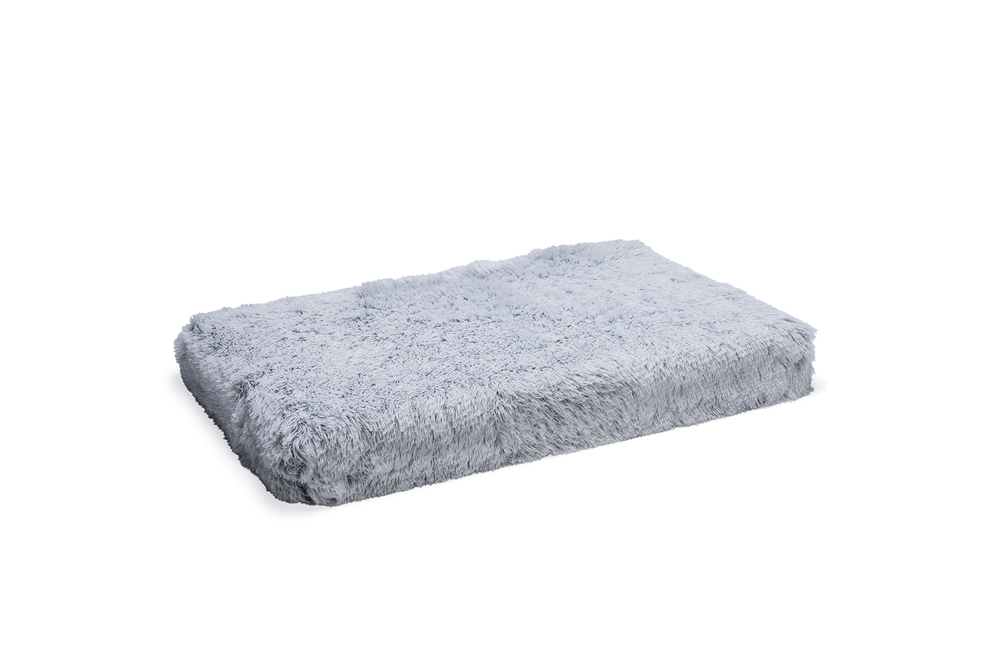 Een zogenoemd orthopedisch matras voor honden met –volgens opgave- de volgende kenmerken:
- ontworpen als rust- en slaapplaats voor oudere honden of honden met orthopedische problemen;
- rechthoekige vorm;
- de hoes:
-- vervaardigd van polyester;
-- een bovenkant van pluche textielstof met lange vezels;
-- een kunststof bodem met antislipnopjes;
-- een ritssluiting aan de onderzijde langs de zijkant;
- een binnenhoes met ritssluiting; 
- een vulling van een laag koudschuim en daarbovenop een laag memory foam (polyurethaan) van 3 cm dik;
- lengtes van ongeveer 75, 100 of 120 cm.