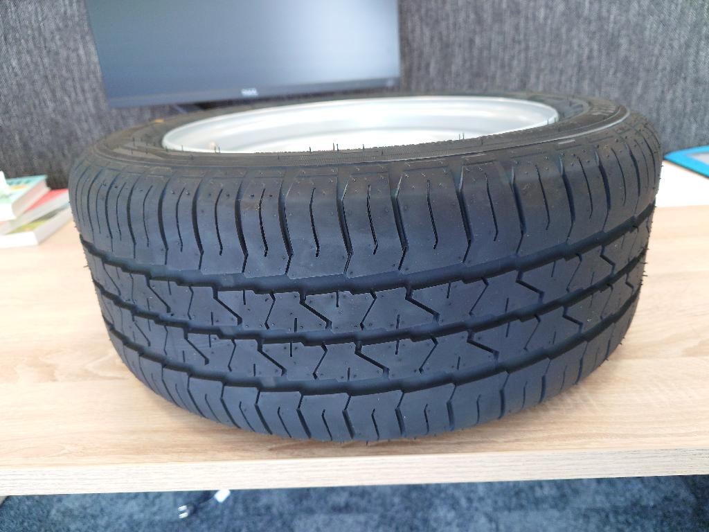 Een nieuwe luchtband van rubber met –volgens opgave– onder andere de volgende kenmerken en eigenschappen:
- bestemd voor montage op wielen van aanhangwagens/opleggers;
- van rubber;
- voorzien van een loopvlak;
- maten 195/50R13C 104/101N TR723+ M+S TL;
- maat: 195/50R13C, 13 inch
- constructietype: “TL”
- sectiebreedte: 195 mm
- belastingsindex: 104/101 (overeenkomstige toelaatbare maximummassa (kg) 900/825)
- snelheidsindex: “N” (max 140 km/u)
- FRT (Free Rolling Tyre) markering aan de buitenzijde.