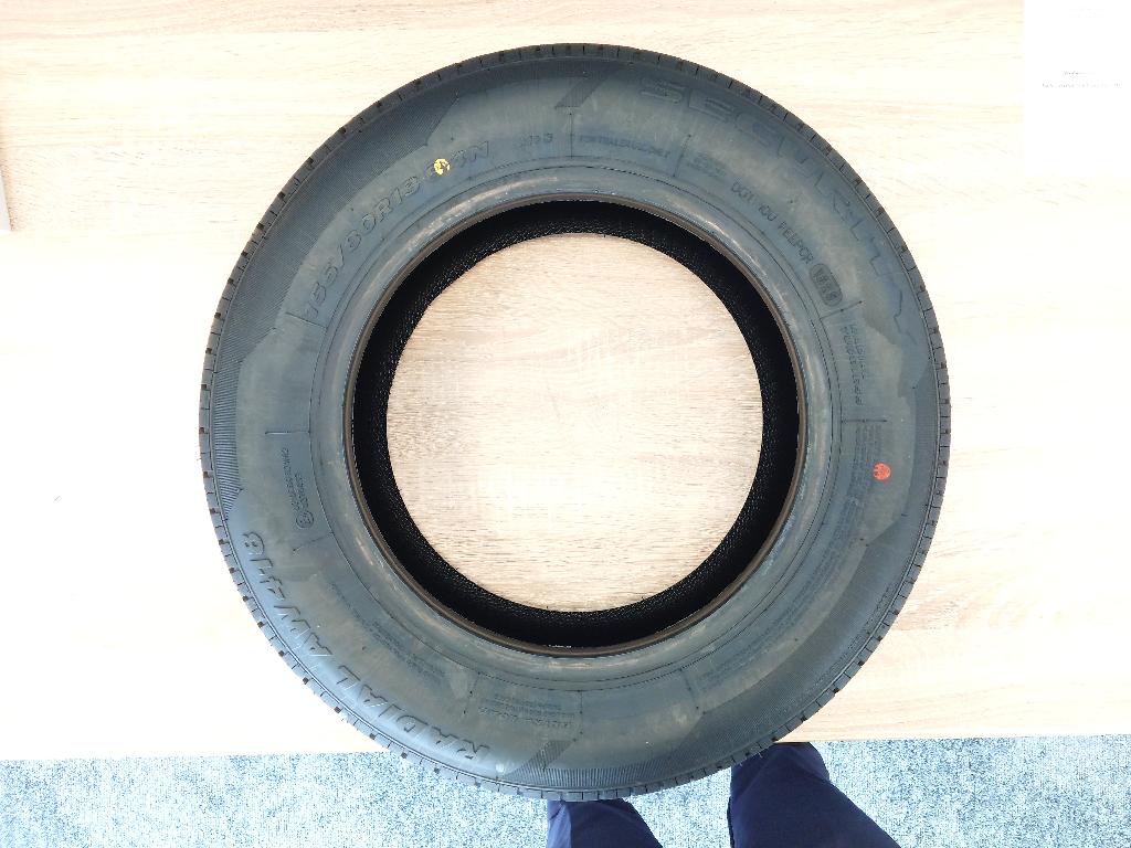 Een nieuwe luchtband van rubber met –volgens opgave– onder andere de volgende kenmerken en eigenschappen:
- bestemd voor montage op wielen van aanhangwagens/opleggers;
- van rubber;
- voorzien van een loopvlak;
- maten 155/80R13 84N XL AW418 M+S TL;
- maat: 155/80R13, 13 inch;
- constructietype: “TL”;
- sectiebreedte: 155 mm;
- belastingsindex: 84 (overeenkomstige toelaatbare maximummassa (kg) 500);
- snelheidsindex: “N” (max 140 km/u);
- "Trailer use only"-markering aan de buitenzijde.