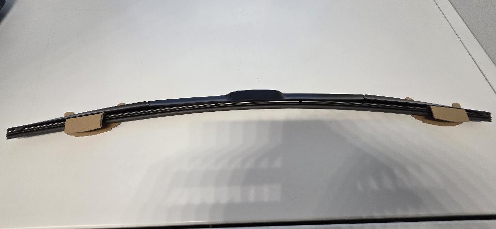 Een wisserblad met –volgens opgave- onder andere de volgende kenmerken en eigenschappen;
- bestemd voor de voorruit aan de bestuurderskant van een motorvoertuig;
- voor bevestiging op een elektrisch aangedreven ruitenwisserarm;
- een profiel vervaardigd van onedel metaal met een wisser vervaardigd van rubber;
- in een kunststof behuizing met in het midden een bevestigingspunt;
- een lengte van ongeveer 70 cm.

Verpakt in een kartonnen doos.