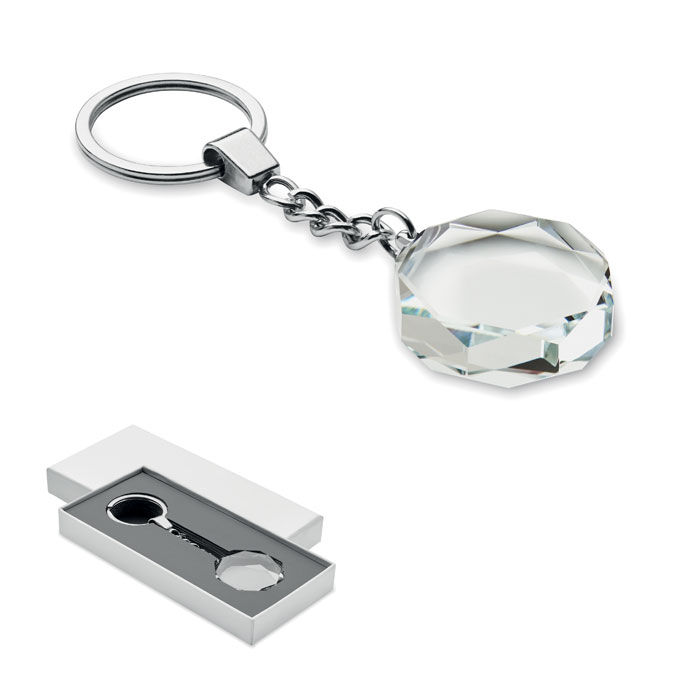Een sleutelhanger met -volgens opgave- onder andere de volgende kenmerken en samenstelling:
- voor het bevestigen aan een sleutel;
- een splitring vervaardigd van ijzer- of staaldraad;
- een ketting:
-- vervaardigd van onedel metaal;
-- aan de bovenkant een schakel;
-- aan de onderkant een ring;
-- 4 schakels;
- een hanger:
-- in een ronde vorm;
-- vervaardigd van transparant glas;
-- facet geslepen randen;
-- voorzien van gepolijste oppervlakken;
-- afmetingen van ongeveer 3 cm;
- totale lengte van ongeveer 10 cm.
Het geheel is verpakt in een kartonnen doosje met een uitsparing.