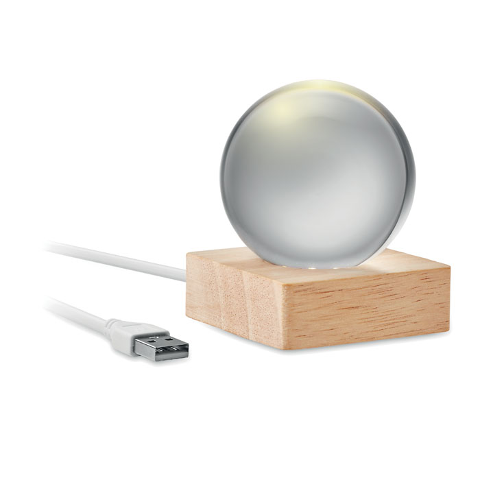 Een verlichtingstoestel met -volgens opgave- onder andere de volgende kenmerken en samenstelling:
- in de vorm van een bol;
- vervaardigd van transparant en helder glas;
- een voet van rubberhout voorzien van 6 LED-lampjes van 100 lumen;
- inclusief een USB kabel;
- de afmetingen zijn 6 x 5,9 x 5,9 cm.
Het geheel is verpakt in een kartonnen doosje met een handleiding.