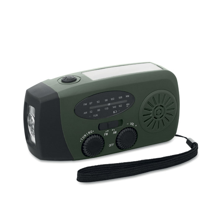 Een draagbare radio met -volgens opgave- onder andere de volgende uiterlijke en technische kenmerken:
- bedoeld om te ondersteunen in noodgevallen;
- kan gebruikt worden als: radio, zaklamp, en powerbank;
- een rechthoekig behuizing vervaardigd van kunststof;
- een oplaadbare batterij met een capaciteit van 1200 mAh; 
- een radiomodule: AM + FM tuner met uitschuifbare antenne;
- een geïntegreerd zonnepaneel op de behuizing dat zorgt voor fotovoltaïsche energie;
- voorzien van een handzwengel voor het handmatig opladen met een opening voor het opbergen van de handzwengel;
- een ledlamp met 2 standen; 
- een bedieningsknop voor de ledlamp;
- bevat een USB-A en USB-C poort;
- de USB-poorten kunnen worden gedicht met een afsluiter aan een kort koordje, dat vastzit aan de behuizing;
- aan de behuizing zit een bevestigingslus voor draagbaarheid om de pols;
- afmetingen van ongeveer 13 x 5 x 6 cm;
- verkrijgbaar in meerdere kleuren.
Verpakt in een kartonnen doos inclusief handleiding en een kabel met USB-A en USB-C uiteinden.