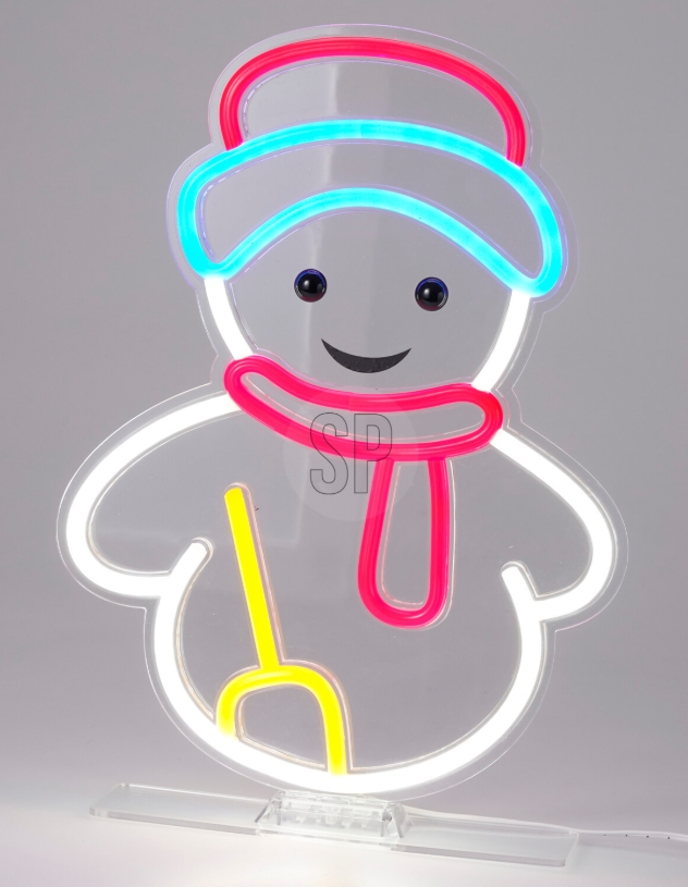 Een sneeuwman met -volgens opgave- onder andere de volgende samenstelling en kenmerken:
- voor decoratieve verlichtingsdoeleinden;
- in de vorm van een doorzichtig lichaam met een lijnen silhouet;
- lijnen in de vorm van een muts, een sjaal en een schep; 
- voorzien van 2 ogen en een mond;
- vervaardigd van kunststof;
- de lijnen zijn voorzien van led-lampjes, die fel verlichten;
- een voedingskabel van ongeveer 2 meter met een USB-aansluiting;
- een aan- en uitschakelaar.