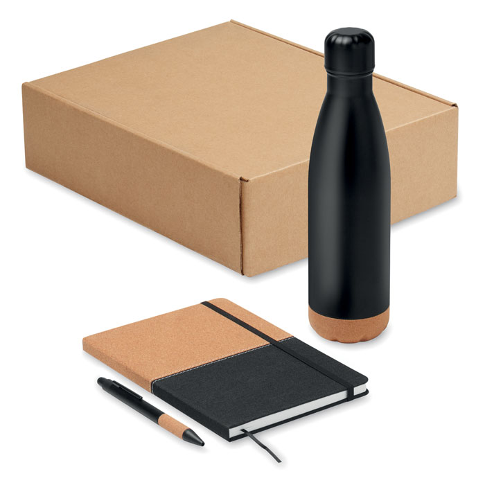 Een kogelpen met -volgens opgave- onder andere de volgende kenmerken en eigenschappen:
- voor het schrijven;
- een cilindervormige behuizing vervaardigd van kunststof;
- de behuizing is deels bekleed met kurk;
- met een clip;
- met een draaimechanisme om schijfkop met kogel uit- en in de behuizing te draaien;
- de vulling kan niet worden vervangen.
De kogelpen wordt tezamen verpakt aangeboden in een doos met een thermosfles en een notitieboekje waar separaat de BTI's met BTI-referenties NL BTI 2025-1480-1 en NL BTI 2025-1480-2 zijn afgegeven.