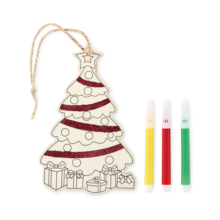 Een kerstboomornament met -volgens opgave- onder andere de volgende samenstelling en kenmerken:
- om in te kleuren;
- als kerstboomversiering;
- in de vorm van een platte gestileerde kerstboom;
- vervaardigd van populierenhout;
- aan de voorzijde een rood glitterband en een opdruk van takken, ballen, een ster en cadeautjes;
- voorzien van een jute ophangkoordje;
- 3 stiften in verschillende kleuren;
- afmetingen van ongeveer 9 x 3,7 x 0,2 cm;
- een nettogewicht van 0,014 kg.

Per stuk verpakt in een kartonnen doosje en per 200 stuks in een kartonnen doos.