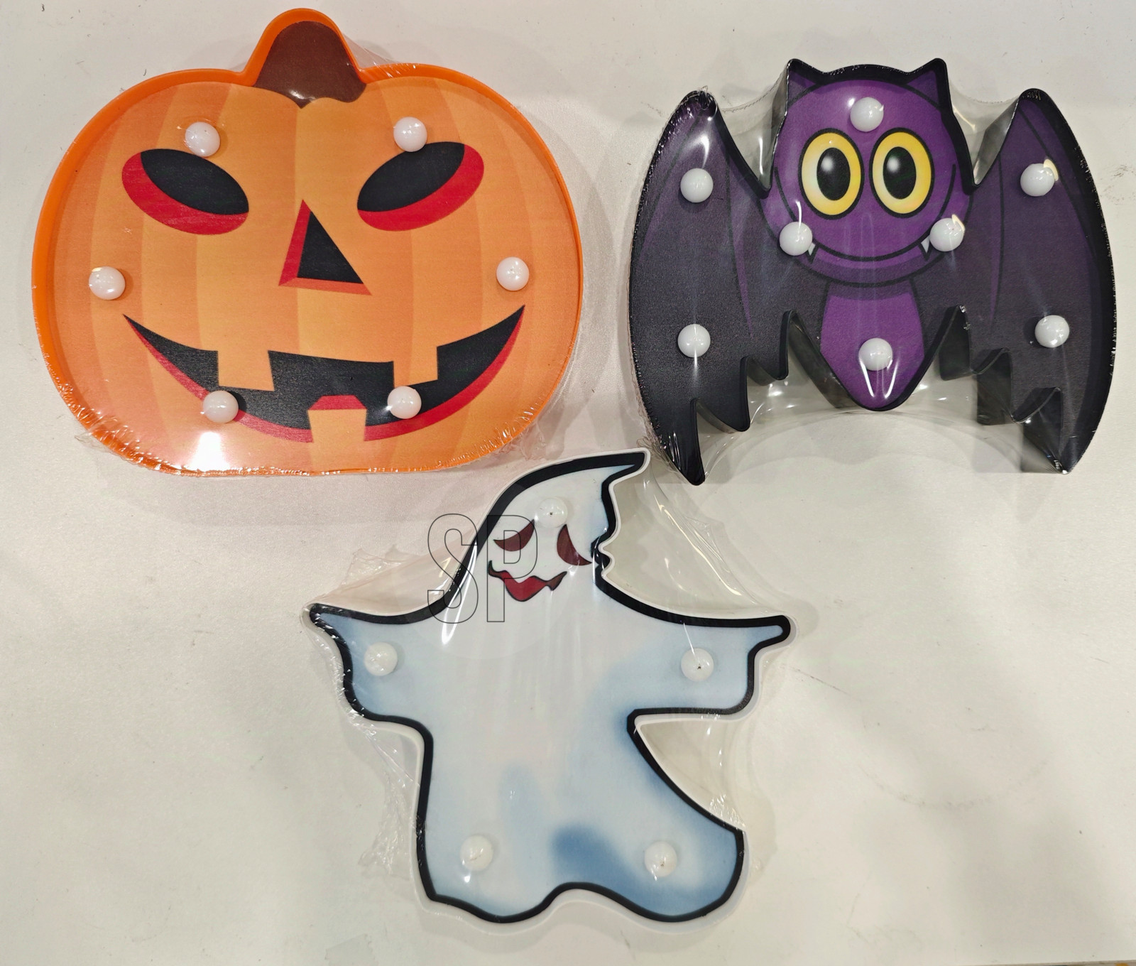 Een Halloweenassortiment met -volgens opgave- onder andere de volgende kenmerken:
- versiering voor Halloween;
- vervaardigd van kunststof (polypropyleen);
- in de vorm van een vleermuis met 8 ledlampjes en afmetingen van 175 x 155 x 28 mm;
- in de vorm van een spook met 5 ledlampjes en afmetingen van 170 x 170 x 28 mm;
- in de vorm van een pompoen met een uitgesneden gezicht met 6 ledlampjes en afmetingen van 195 x 165 x 28 mm.