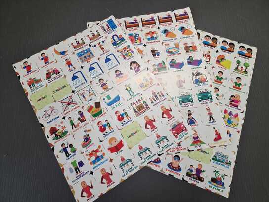 Een set stickers voor dag- of weekplanning met -volgens opgave- onder andere de volgende kenmerken en samenstelling:
- bestemd voor gebruik bij de dag- of weekplanning;
- is aan de voorzijde voorzien van een tekst en afbeelding;
- is vervaardigd van synthetisch papier (PP);
- heeft een vierkante vorm;
- afmetingen van een sticker zijn: 39 x 39 mm. 
Bevat 3 stickervellen met elk 48 stickers op een kartonnen voorblad.