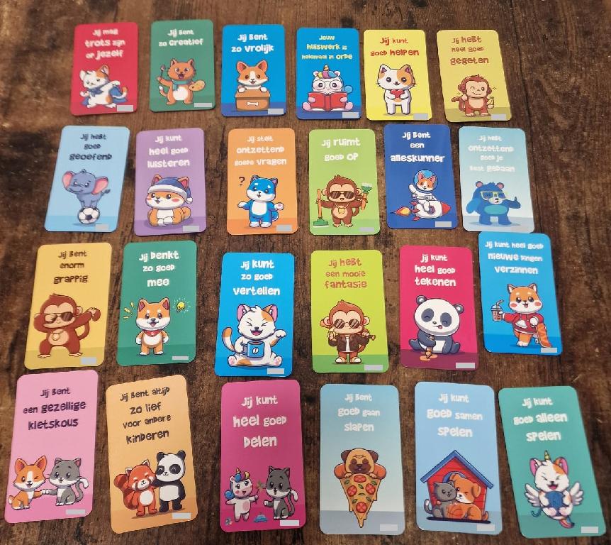 Een set magnetische complimentenkaartjes met de volgende kenmerken:
- bestemd voor een dagelijkse positieve start of om het zelfbeeld te versterken, bevordert zelfvertrouwen;
- opvoedkundig hulpmiddel voor kinderen;
- op een speelse manier een positieve mindset stimuleren;
- voor gebruik thuis, op school en de buitenschoolse opvang;
- aan de voorzijde is het voorzien van een positieve tekst en kinderlijke afbeelding van opvoedkundige aard zoals "jij bent een alleskunner" of "jij kunt goed samen spelen";
- magnetisch;
- vervaardigd van ferriet met toplaagje kunststof;
- rechthoekige vorm met ronde hoeken;
- afmetingen van ongeveer 9 x 5 cm.

Per 24 kaartjes verpakt voor de verkoop in het klein in een kartonnen doosje.