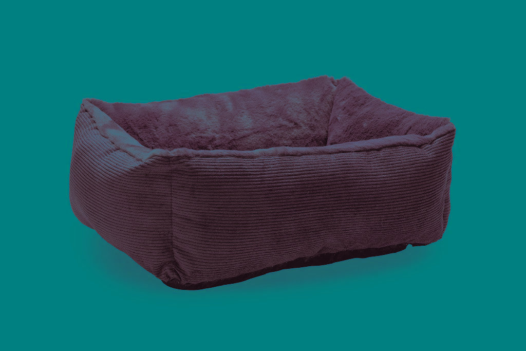 Een zogenoemde kattenmand met –volgens opgave- onder andere de volgende kenmerken:
- ontworpen als rust- en slaapplaats voor katten;
- vervaardigd van polyester;
- een binnenzijde van polair breiwerk;
- de buitenzijde van de rand van corduroy/ribcord;
- een bodem van een weefsel met antislipnopjes;
- een vulling van polyestervezels;
- voorzien van opgevulde randen;
- in rechthoekige vorm;
- voorzien van een waslabel;
- voorzien van een etiket;
- in 3 verschillende kleuren;
- afmetingen van ongeveer 48 x 37 x 15 cm.
Opgemaakt voor de verkoop in het klein, vacuüm verpakt in polyethyleen zak.