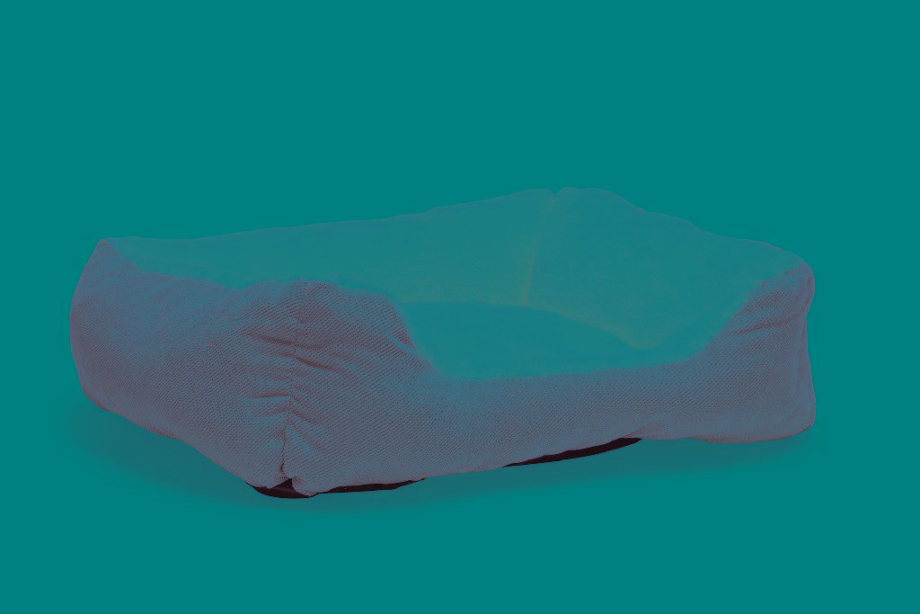 Een zogenoemd ligbed voor katten met –volgens opgave- onder andere de volgende kenmerken:
- ontworpen als rust- en slaapplaats voor katten;
- vervaardigd van polyester;
- een binnenzijde van dik polair breiwerk;
- de buitenzijde van de rand van een luspoolweefsel;
- een vulling van polyestervezels;
- een gevulde bodem van een textiel weefsel met antislipnopjes;
- een vulling van polyestervezels;
- voorzien van opgevulde randen, waarvan 1 rand een uitsparing heeft;
- in rechthoekige vorm;
- voorzien van een waslabel;
- voorzien van een etiket;
- in 2 verschillende kleuren;
- afmetingen van ongeveer 48 x 37 x 18 cm.
Opgemaakt voor de verkoop in het klein, voorzien van een duplex kartonnen tag en verpakt in een polyethyleen zak.