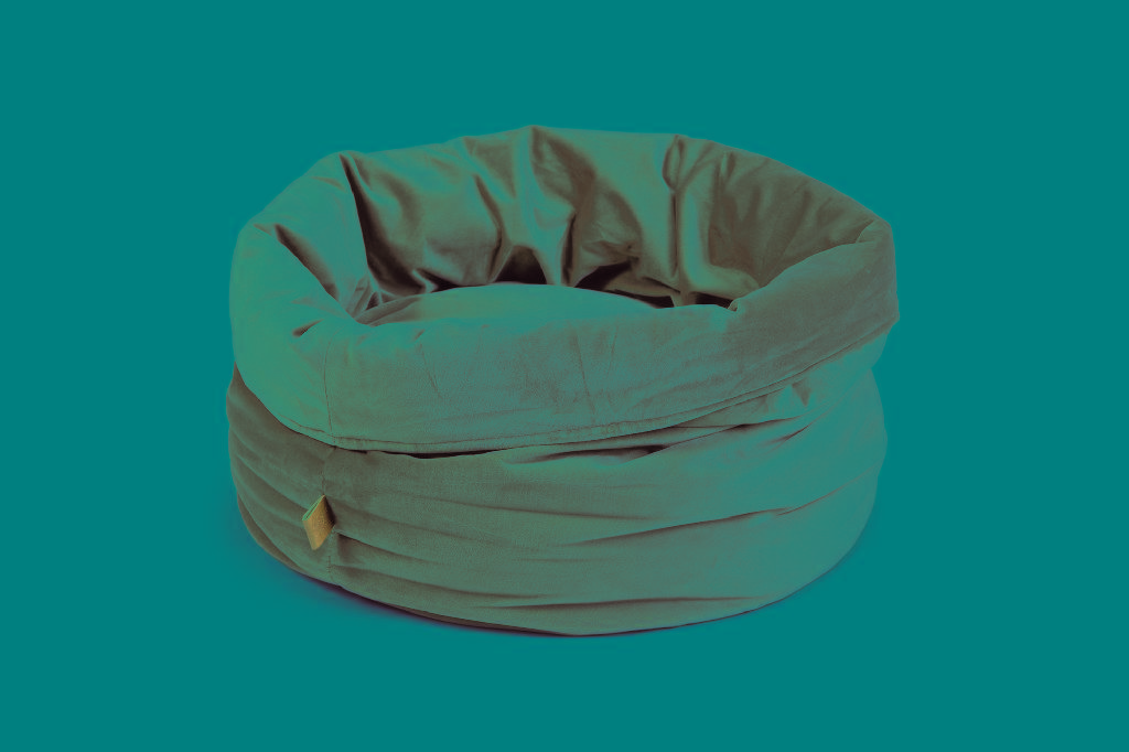 Een zogenoemde kattenmand met –volgens opgave- onder andere de volgende kenmerken:
- ontworpen als rust- en slaapplaats voor katten;
- vervaardigd van polyester;
- een dun polair breiwerk van polyester;
- een vulling van polyestervezels;
- voorzien van een opstaande rand van breiwerk;
- een uitneembaar liggedeelte voorzien van een rits;
- in ronde vorm;
- voorzien van een etiket;
- afmetingen van 45 x 45 x 35 cm.
Opgemaakt voor de verkoop in het klein in een kunststof zak van polyethyleen, voorzien van een kartonnen duplex tag.