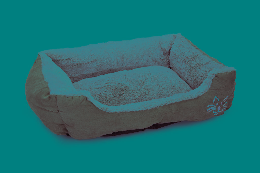 Een zogenoemd ligbed voor katten met –volgens opgave- onder andere de volgende kenmerken:
- ontworpen als rust- en slaapplaats voor katten;
- vervaardigd van polyester;
- een binnenzijde van dik polair breiwerk;
- een buitenzijde van een polyester weefsel;
- een bodem van een textiel weefsel met anti-slip nopjes;
- een vulling van polyestervezels;
- voorzien van opgevulde randen, waarvan 1 rand een uitsparing heeft;
- in rechthoekige vorm;
- in diverse kleuren;
- afmetingen van ongeveer 48 x 37 x 18 cm.
Opgemaakt voor de verkoop in het klein, vacuüm verpakt in een polyethyleen zak.