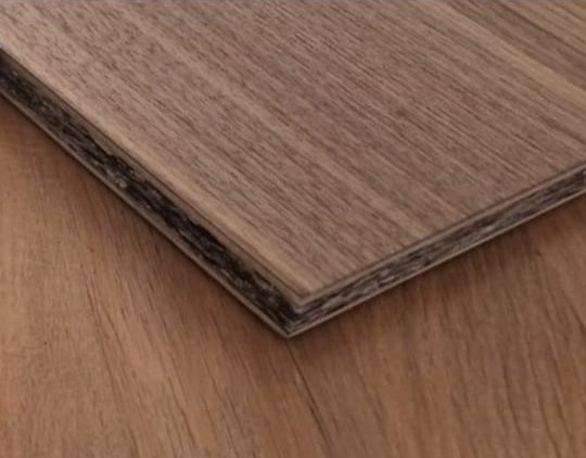 Een zogenoemd textielpaneel met -volgens opgave- onder andere de volgende kenmerken:
- voor bouw- en interieurtoepassingen;
- de buitenste lagen bestaan uit een eiken, walnoten of espen fineerlaag van 0.4 mm tot 2 mm dik aan de boven- en onderkant;
- een middelste laag bestaande uit espenhout met een dikte van 1 mm;
- de middelste laag is aan beide zijden voorzien van tussenlagen machinaal geperste textielvezels van polyester;
- de panelen hebben verschillende afmetingen van: hoogte 910 mm tot 5700 mm en breedte 300 mm tot 1830 mm; 
- diktes van 10 tot 24 mm.