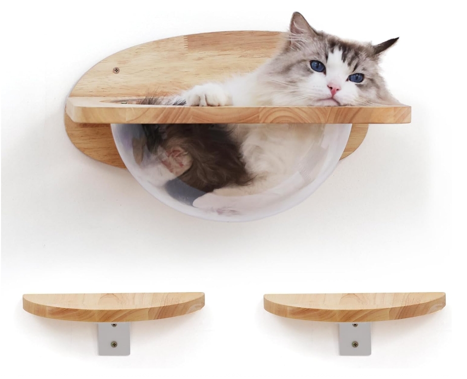 Een wandrekligplaatsset voor katten met zogenoemde ruimtecapsule met -volgens opgave- onder andere de volgende kenmerken en eigenschappen:
- om aan een wand te dienen als ligplaats voor een kat en om deze ligplaats met 'ruimtecapsule' bereikbaar te maken voor een kat;
- vervaardigd van hout van rubberbomen, kunststof en onedel metaal;
- set bestaande uit 2 verschillende wandrekken;
--   1 wandrek (de ligplaatsplank);
---  rechthoekig, met daarin aangebracht een   
     naar beneden gerichte koepel (de 'ruimtecapsule') van doorzichtig kunststof;
---  voorzien van 2 steunberen, bevestigd aan een ovale houten wandplank;

--  2 wandrekken (klimplanken);
--- halfronde planken, bevestigd op een wandsteun van onedel metaal; 
--- dienend als 'traptreden' voor de bereikbaarheid naar de ligplaatsplank met 'ruimtecapsule';
- afmetingen van de ligplaatsplank: 40 x 40 x 20 cm;
- afmetingen van de klimplanken: 28 x 14 cm;
- het hout is 2 cm dik;
- ongemonteerd.

De set wordt tezamen verpakt aangeboden met niet karakter bepalende artikelen zoals een boorkop, schroeven en pluggen.