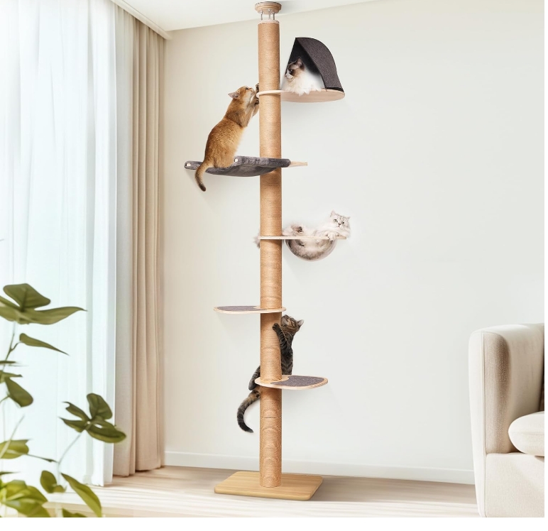 Een zogenoemde kattenkrabpaal met -volgens opgave- onder andere de volgende samenstelling en kenmerken:
- een paal met jute bekleed om katten eenvoudig te laten klimmen en aan te krabben;
- in hoogte verstelbaar (tot 300 cm) door eventueel het middendeel te verwijderen;
- aan de bovenzijde in hoogte verstelbaar plankje op 3 bouten van onedel metaal voor het klemmen tegen het plafond;
- aan de onderzijde een vierkant plateau vervaardigd van hout voor het plaatsen op de grond;
- een huisje vervaardigd van vilt;
- een hangmat vervaardigd van polyester (pluche);
- een naar beneden gerichte koepel (de zogenoemde 'ruimtecapsule') vervaardigd van transparant hard kunststof;
- 3 plateaus vervaardigd van hout en voorzien van een vilten mat;
- een voet met afmetingen van 35 x 35 cm.
Het geheel is opgemaakt voor de verkoop in het klein en wordt niet gemonteerd aangeboden, tezamen met niet karakterbepalende artikelen zoals montagemateriaal en een gebruiksaanwijzing.