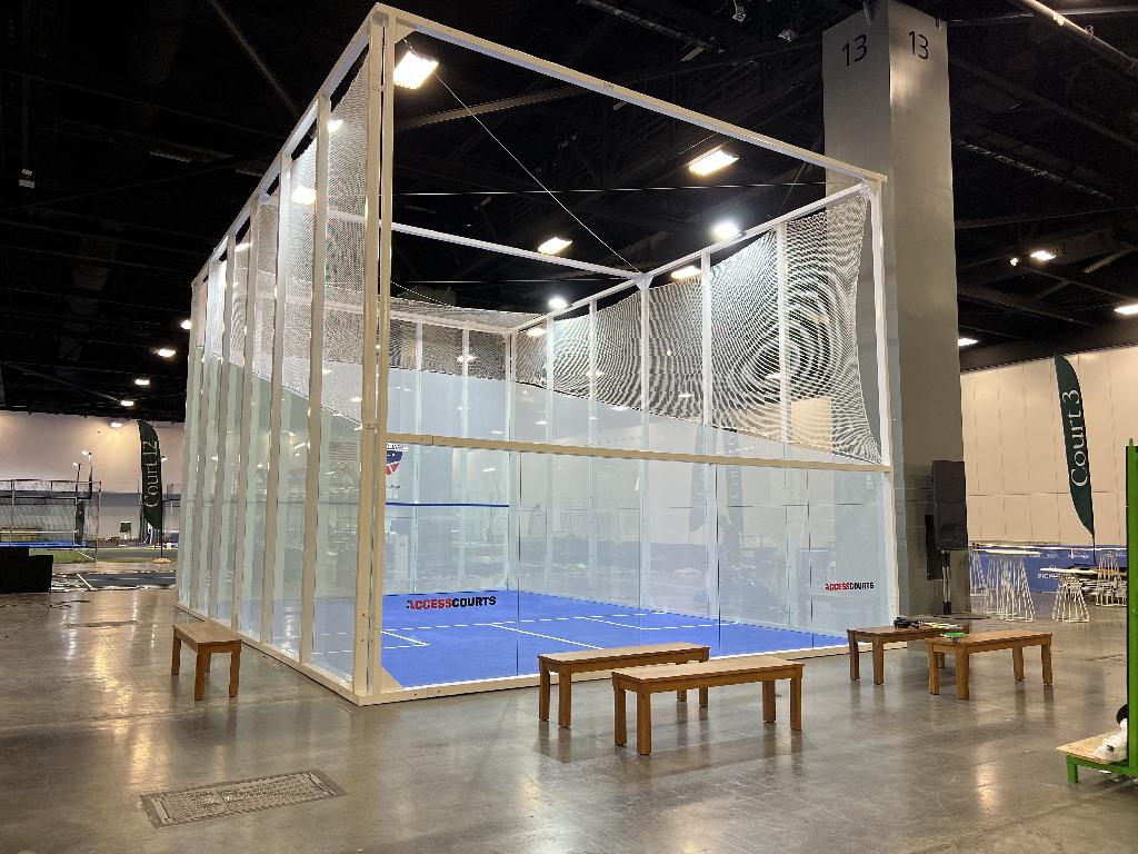 Een mobiele modulaire squashbaan met -volgens opgave- onder andere de volgende kenmerken en samenstelling:
- bedoeld om te gebruiken als squashbaan;
- ontworpen om tijdelijk op locatie geplaatst te worden; 
- ontworpen om verplaatst te kunnen worden;
- de squashbaan kan zowel in een binnen- als op een buitenlocatie worden geplaatst;
- het frame bestaat uit gepoedercoate stalen profielen in diverse kleuren;
- de glazen speelwanden bestaan uit gehard en gelaagd veiligheidsglas;
- de vloer is vervaardigd van kunststof waarop gesport kan worden;
- diverse bevestigingsmaterialen van roestvrijstaal;
- de squashbaan is voorzien van LED-verlichting;
- niet gemonteerd;
- een deel van de wanden bestaat uit glas om gebruikt te worden tijdens het spel (squash), het overige deel bestaat uit netten waardoor de bal niet buiten de squashbaan kan komen tijdens het spel.
het geheel wordt aangeboden in meerdere pakketten of kisten voor montage op locatie.