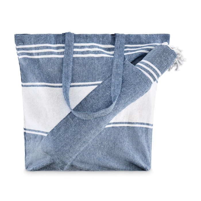 Een strandtas met -volgens opgave- onder andere de volgende kenmerken en samenstelling:
- bedoeld om goederen in mee te nemen naar plaats van bestemming;
- vervaardigd van een weefsel van katoen en polyester;
- de buitenzijde van de tas is gemaakt van textiel;
- de tas bestaat uit 70% katoen en 30% polyester, 180 g/m².

Het artikel is opgemaakt voor de verkoop in het klein en wordt tezamen aangeboden met een hamamdoek waarvoor separaat een BTI is afgegeven onder referentienummer 2026-0021-2.