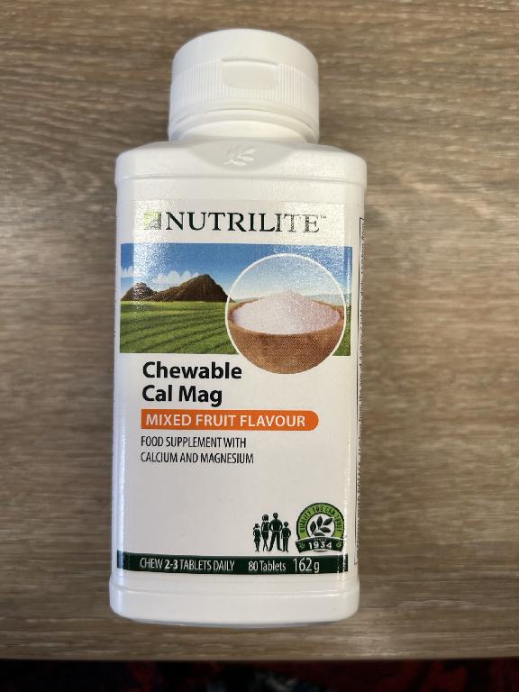 Een voedingssupplement met -volgens opgave- onder andere de volgende ingrediënten en kenmerken:
- voor menselijke consumptie;
- calciumcarbonaat;
- magnesiumcarbonaat; 
- dextrose;
- fructose;
- maïszetmeel;
- maltodextrine;
- stabilisator (arabische gom);
- antiklontermiddel (magnesiumstearaat);
- natuurlijk vruchtenaroma.
- in de verschijningsvorm van ronde witgrijze tabletten;
Het product is opgemaakt voor de verkoop in het klein en in een kunststof potje inhoudende 80 kauwtabletten met een nettogewicht van 162 gram.